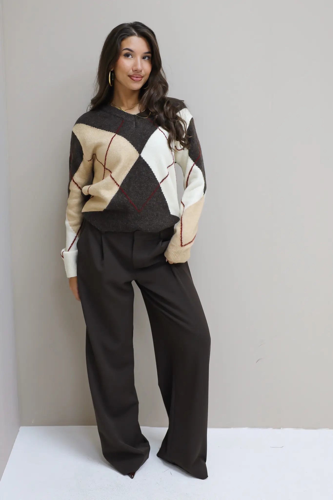 volledige look met nette wijde bruine broek en lichte trui