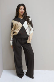 volledige look met nette wijde bruine broek en lichte trui