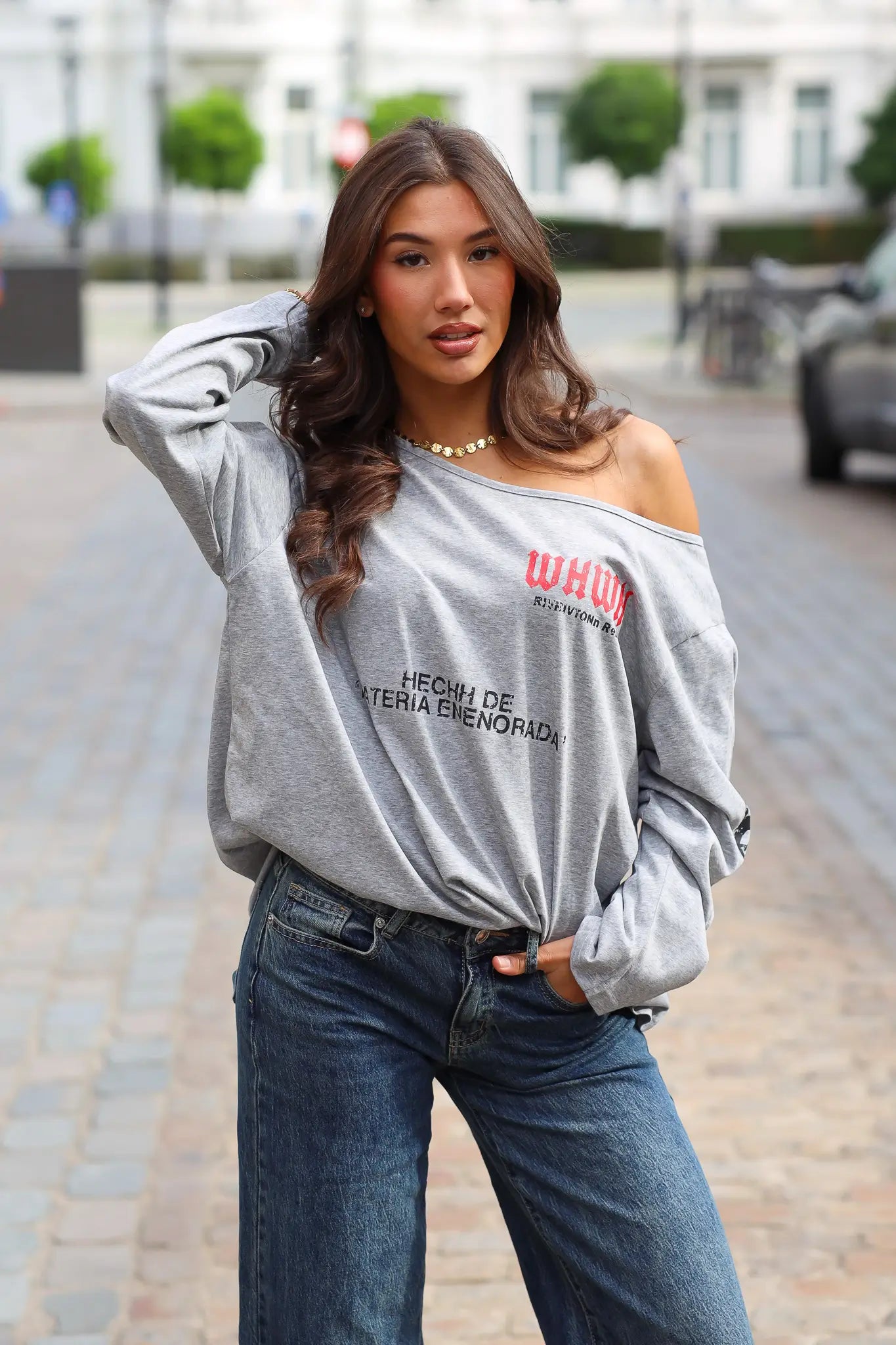 Off shoulder shirt grijs dames met print en blauwe jeans