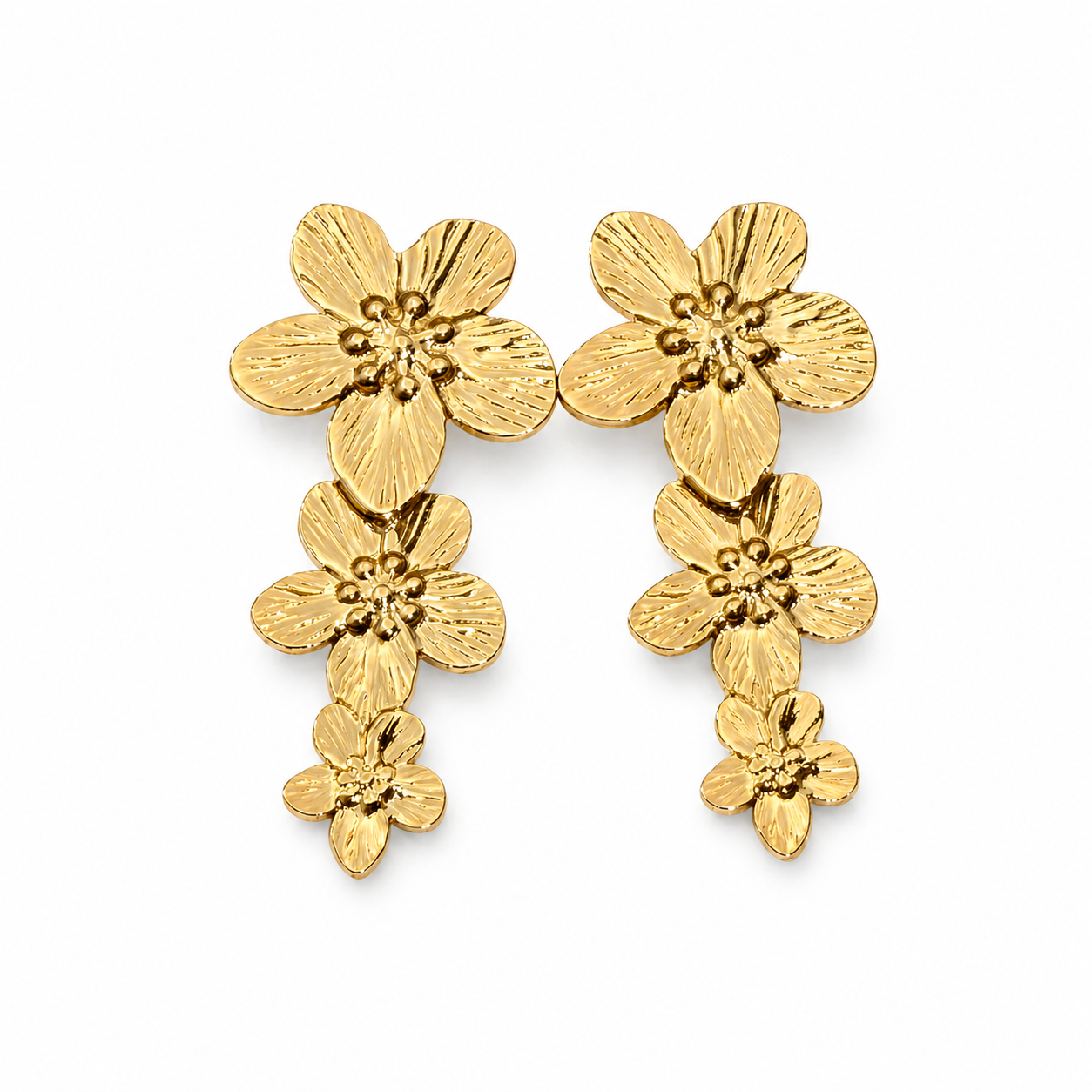 gouden bloemen oorbellen drie lagen close up productfoto