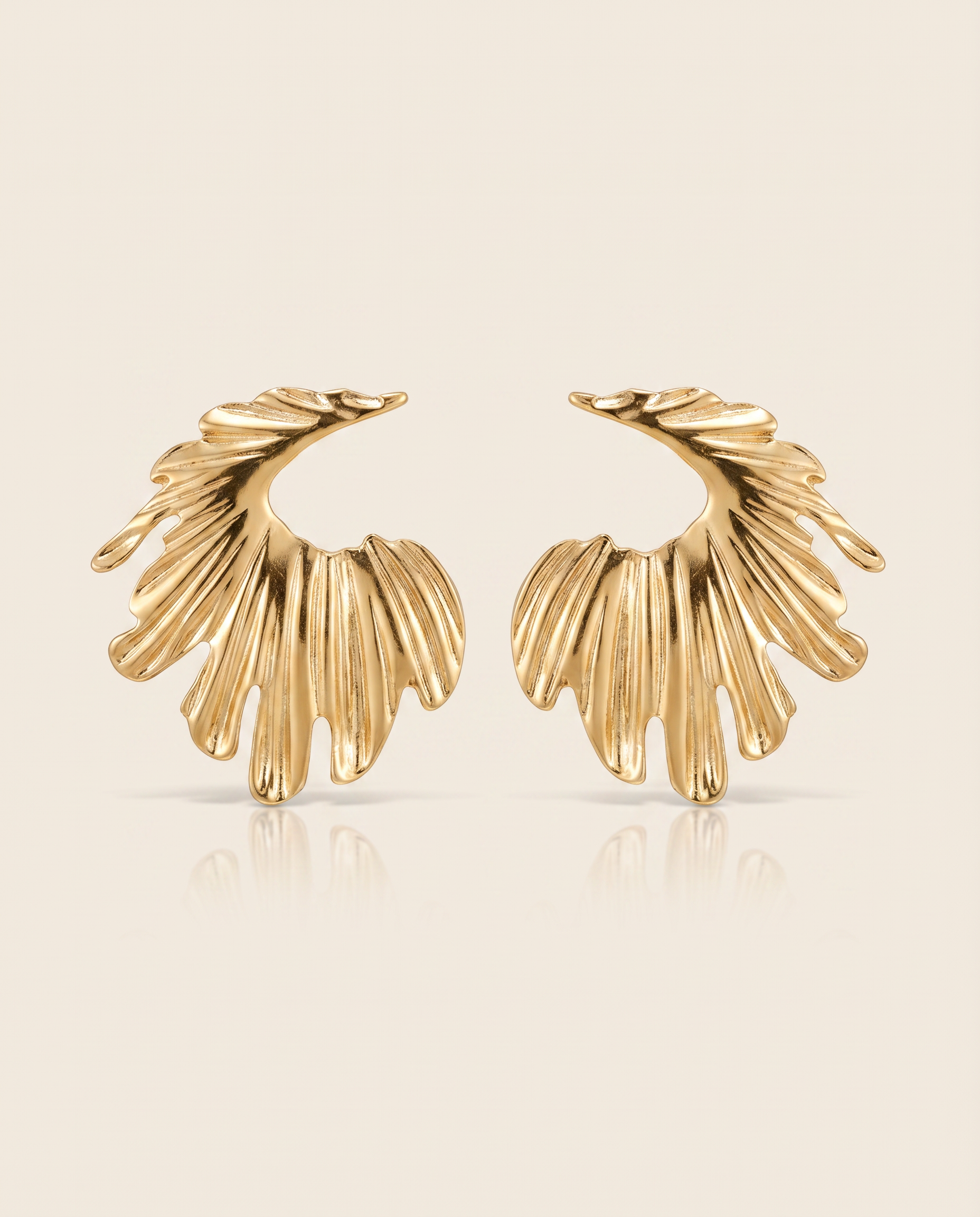 gouden oorbellen met organische vorm close up productfoto