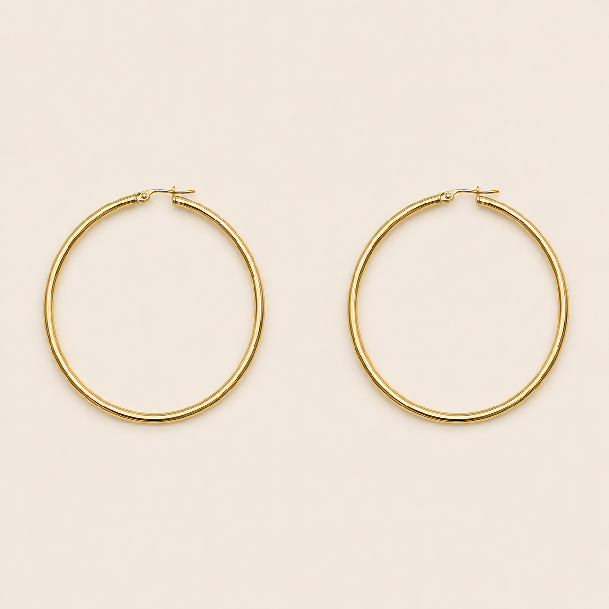 gouden hoops oorbellen 4 mm ronde creolen voorkant