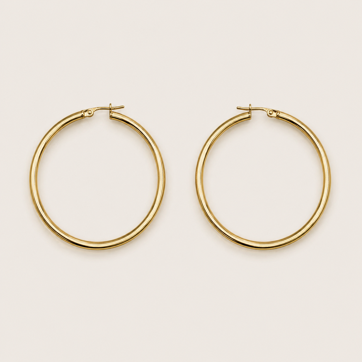 gouden hoops oorbellen 5 mm ronde creolen voorkant