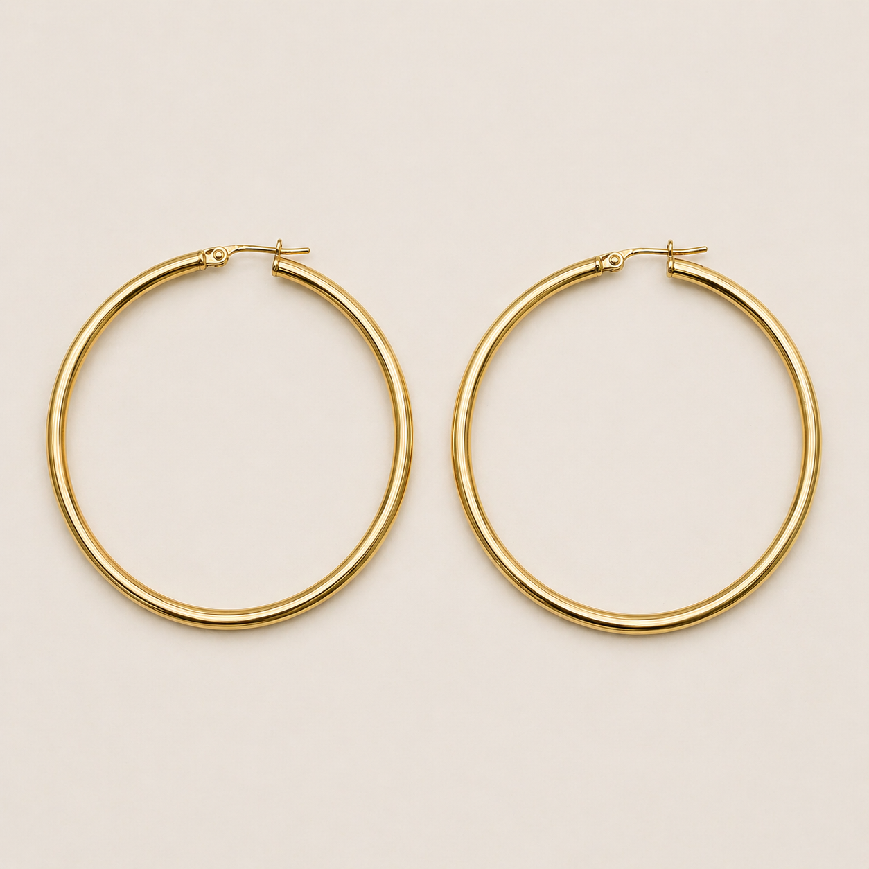 gouden hoops oorbellen 6 mm ronde creolen voorkant