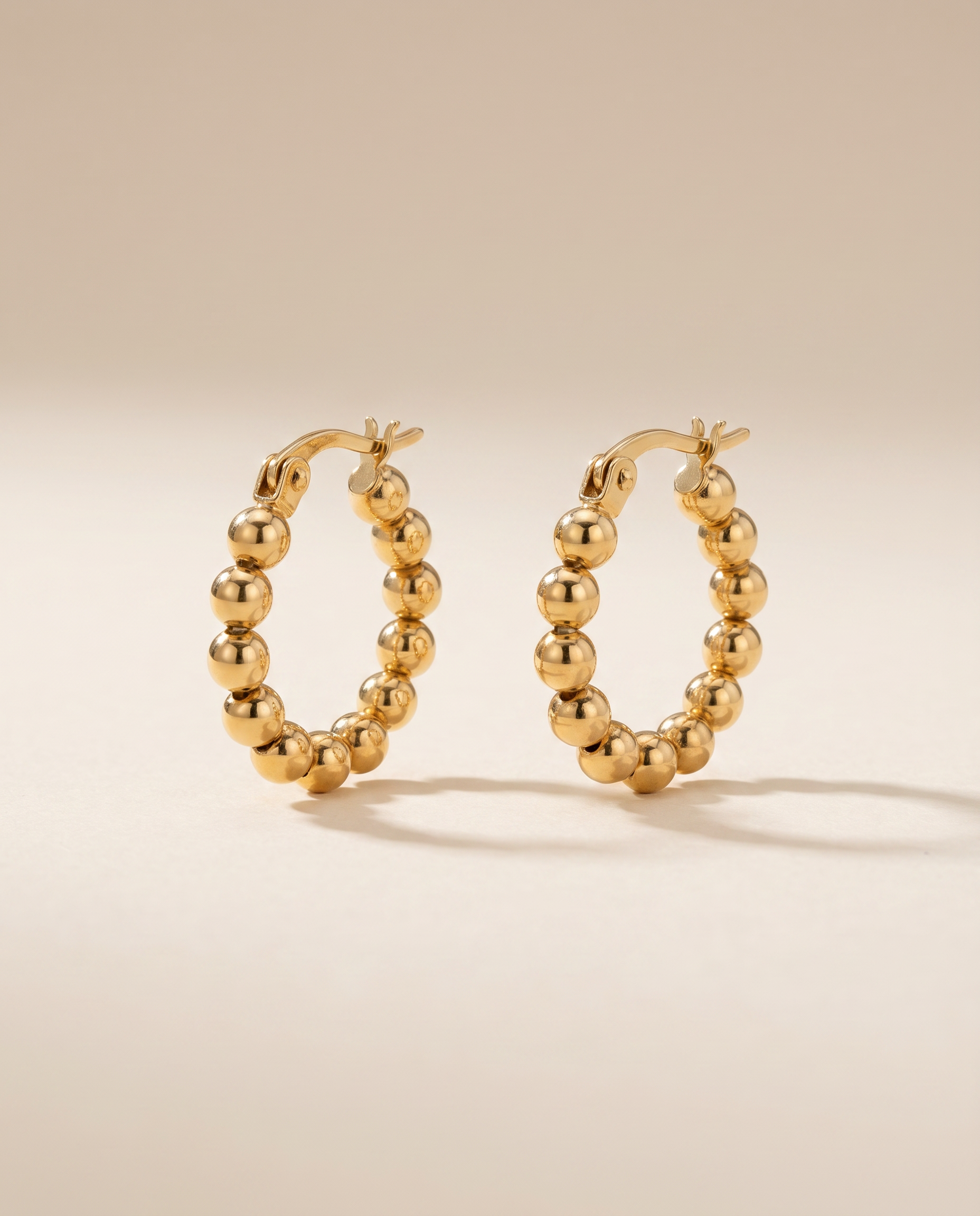 gouden bubble oorbellen met bolletjes hoops voorkant
