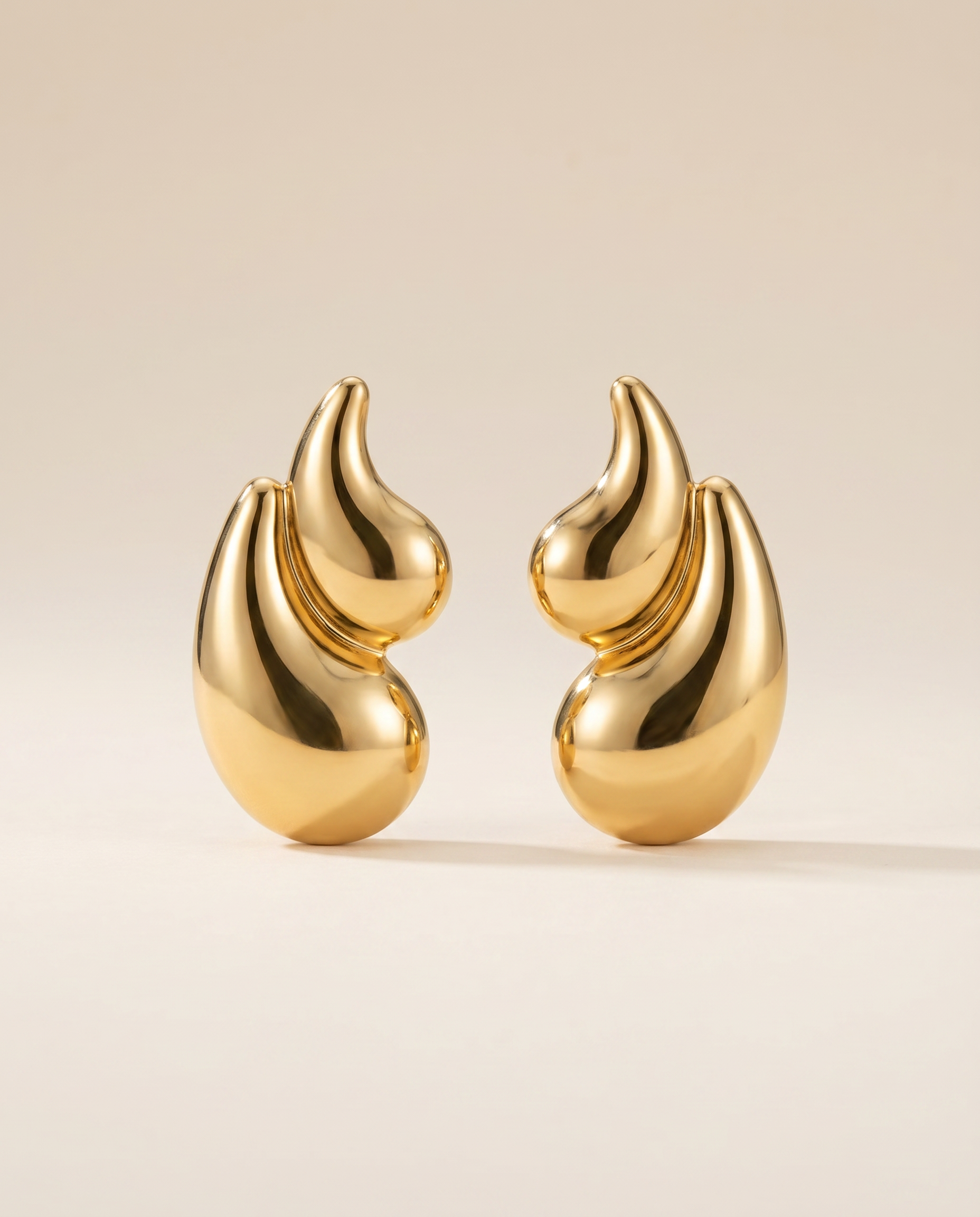 gouden curve oorbellen close up productfoto