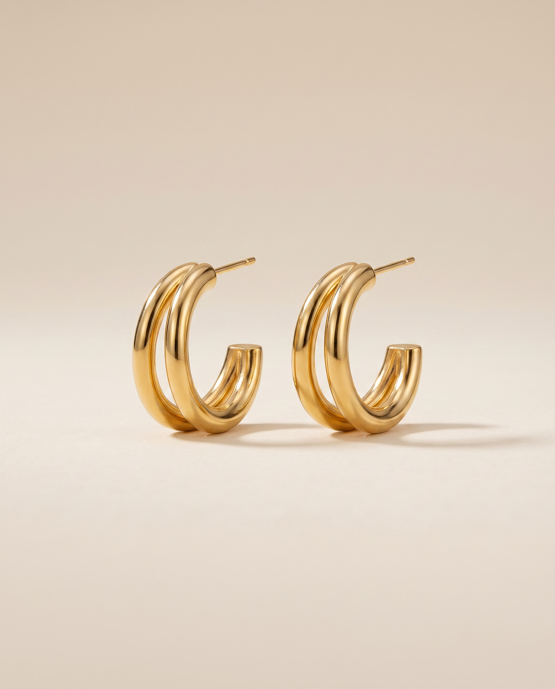gouden oorbellen met dubbele hoop en gelaagd effect close up

