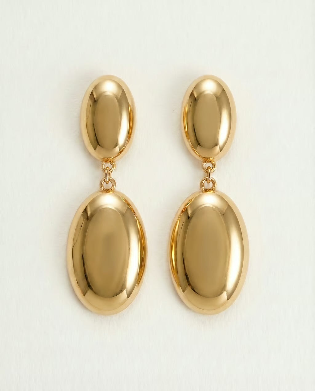 gouden oorbellen met dubbele druppelvorm close up productfoto