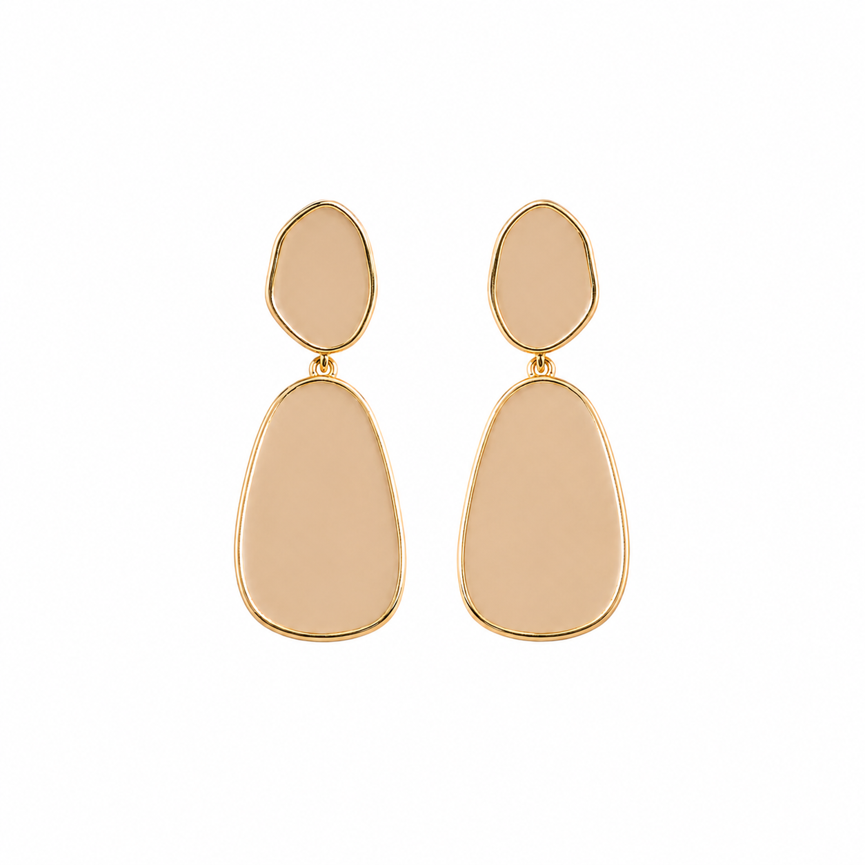 beige en gouden hanger oorbellen met twee vormen close up productfoto