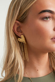 Oorbellen hart hangers goud gedragen door model