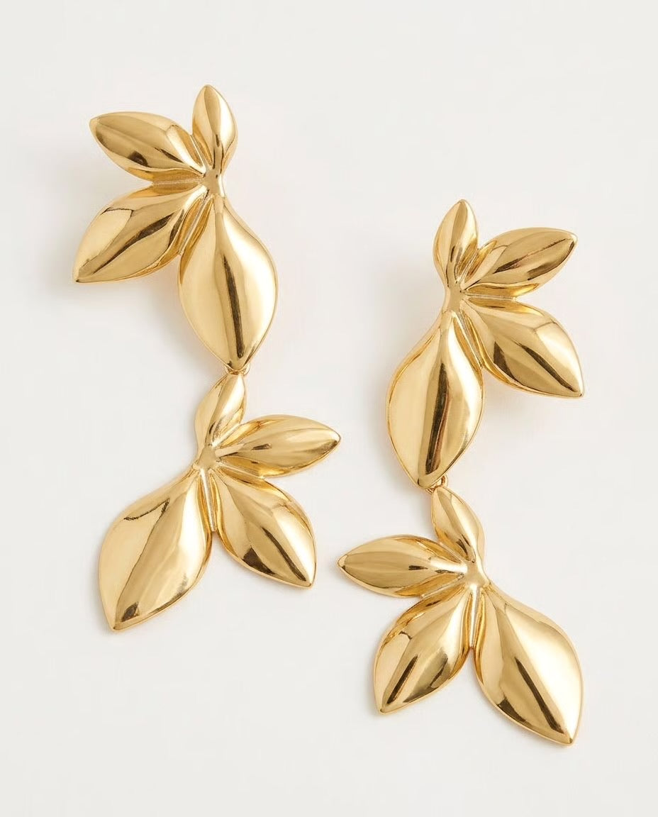 gouden blaadjes oorbellen hangend close up productfoto