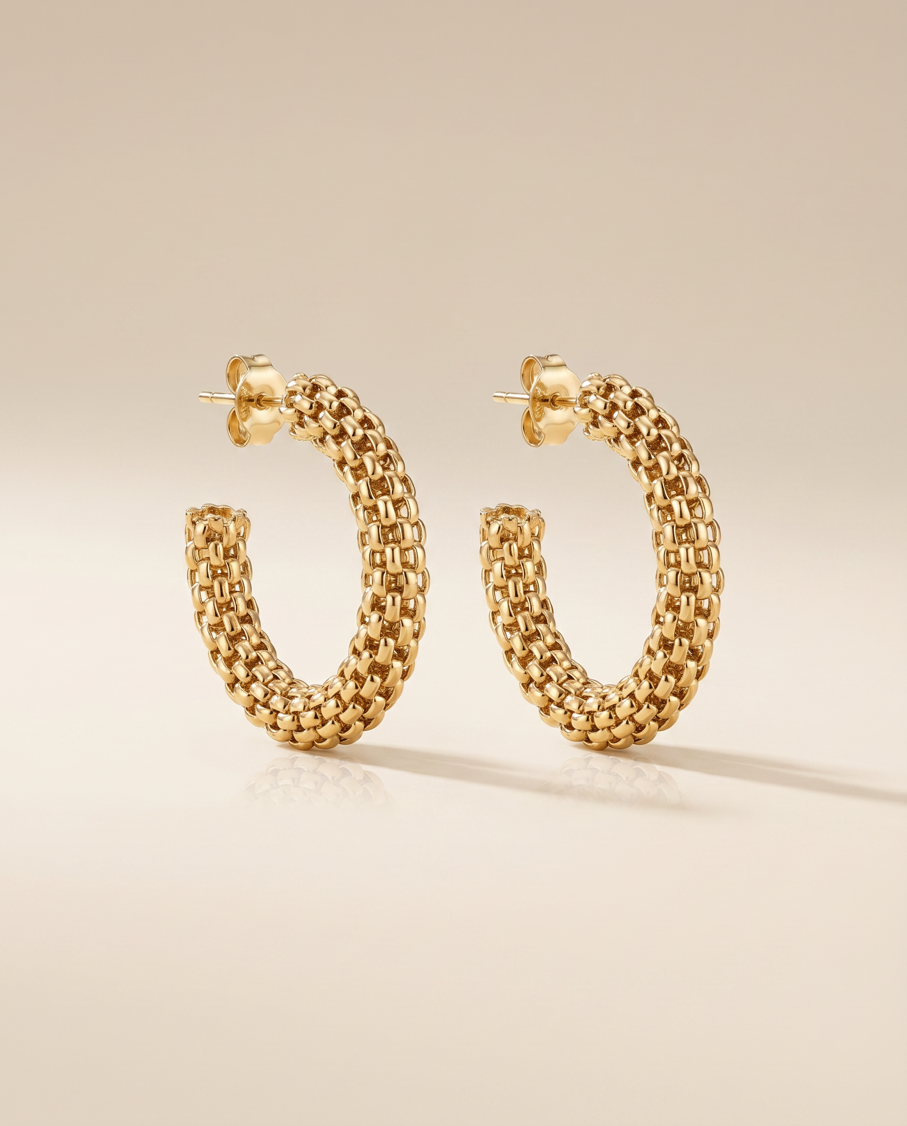 gouden oorbellen met gevlochten structuur hoops close up