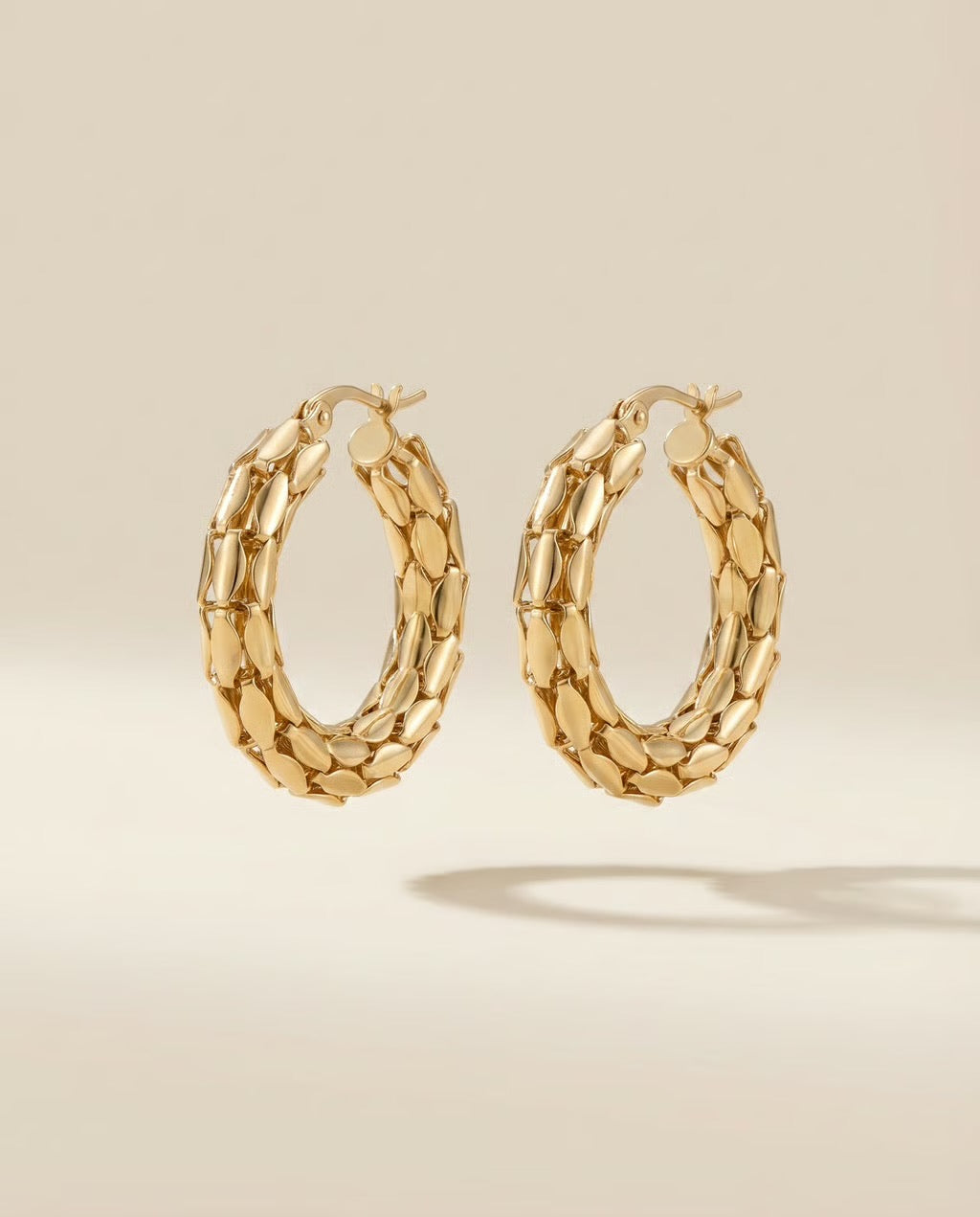 gouden link oorbellen hoops close up productfoto