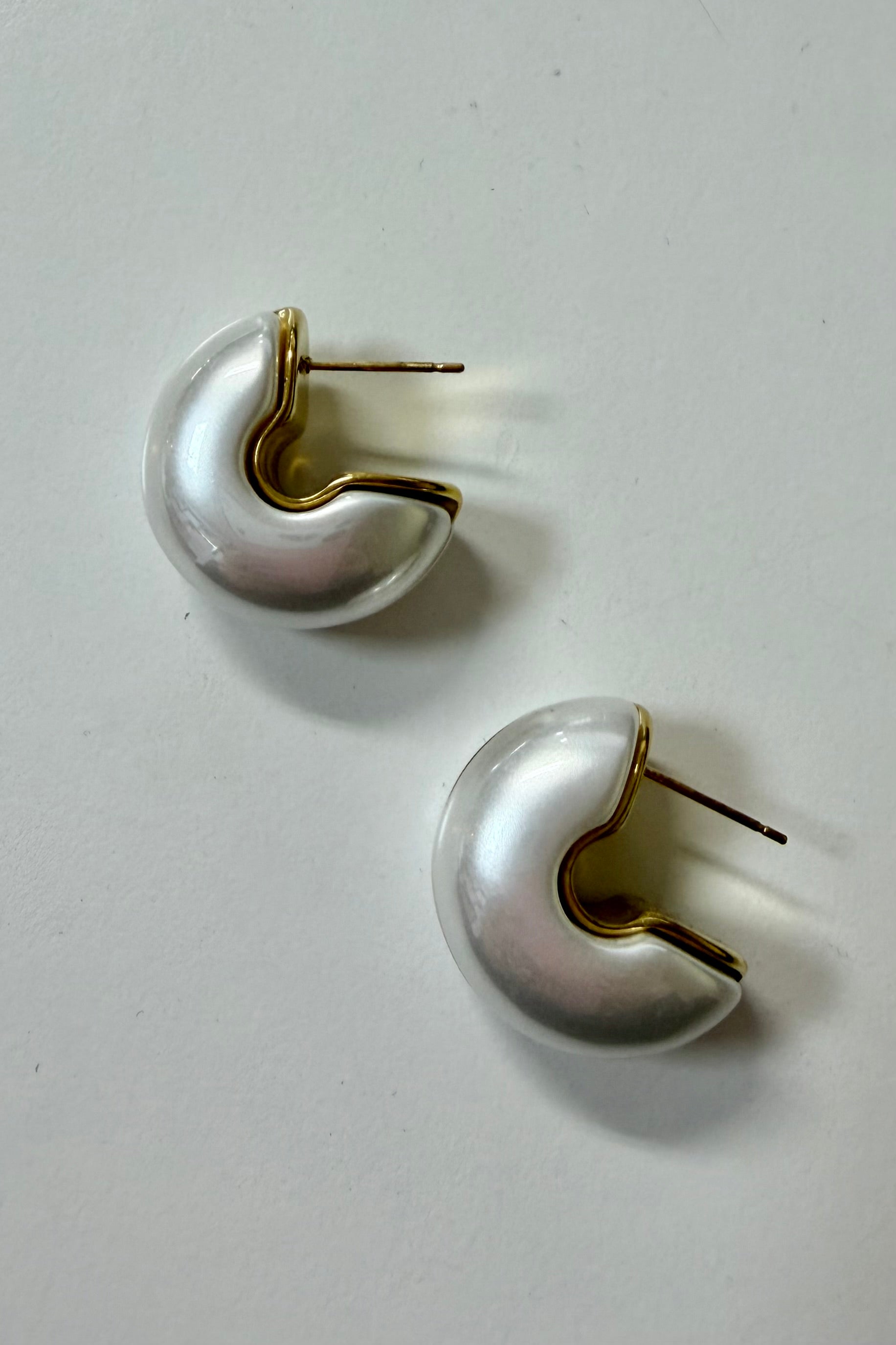 Oorbellen parelmoer goud met ronde vorm en parelmoer afwerking