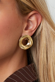 Oorbellen Ronde Vorm Goud gedragen aan het oor in close-up