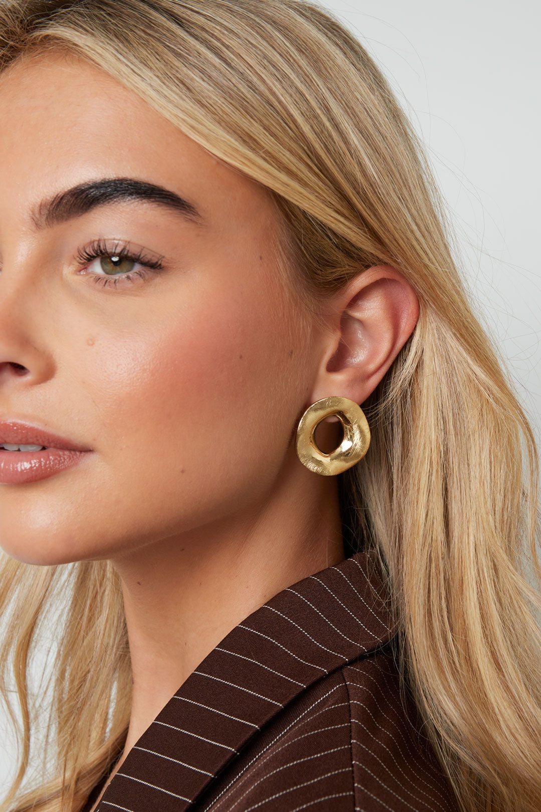 Oorbellen Ronde Vorm Goud gedragen door model met blond haar