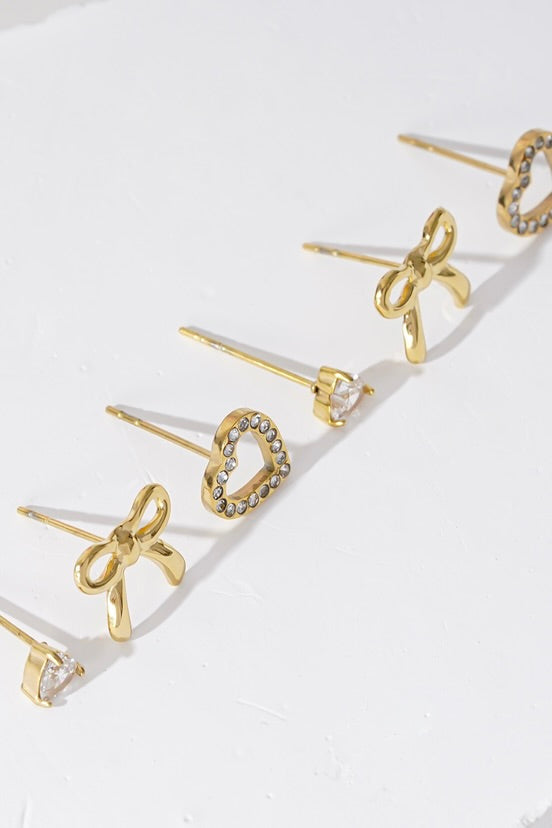 Oorbellen set strikje goud met drie paar op witte achtergrond