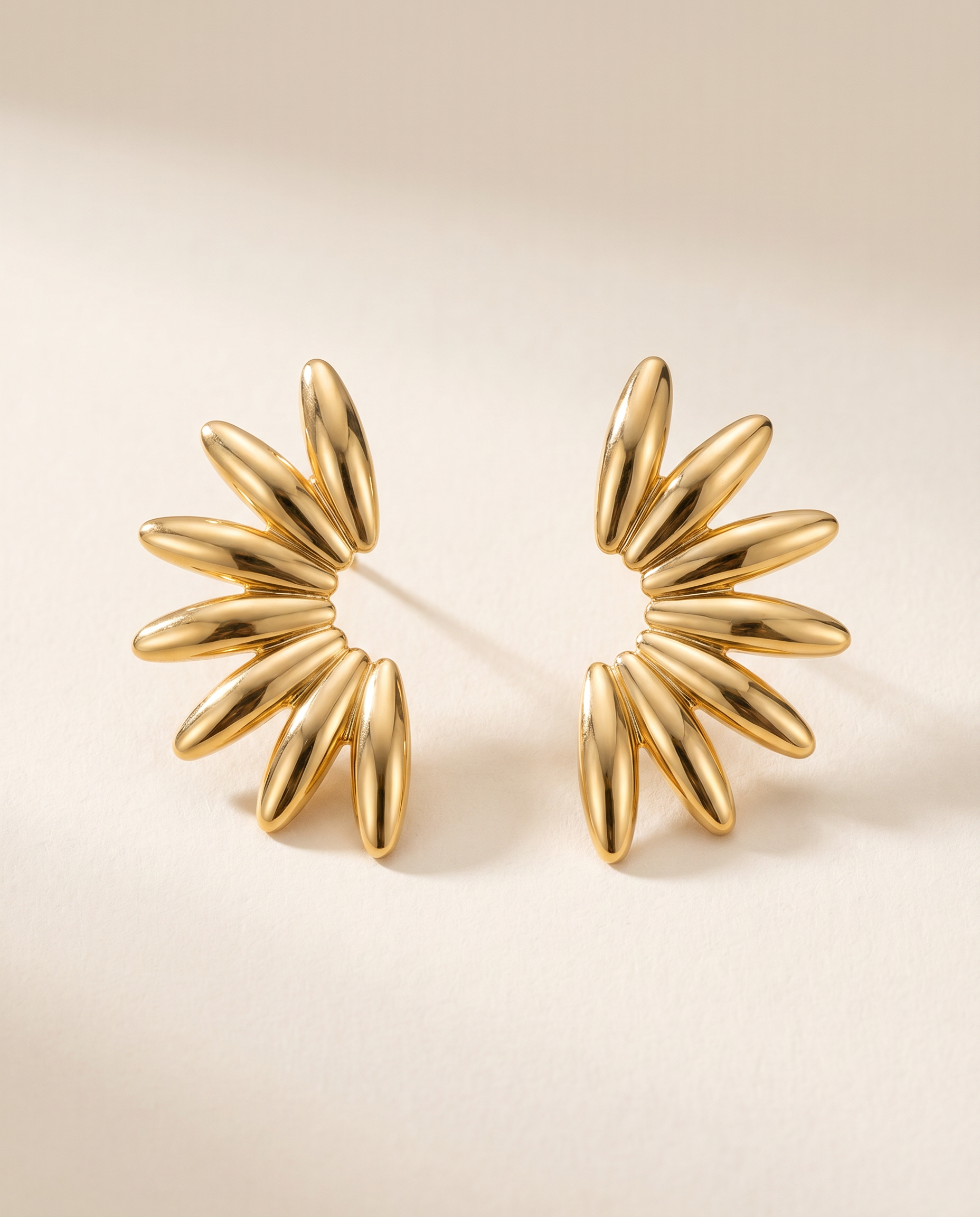 gouden sunray oorbellen close up productfoto