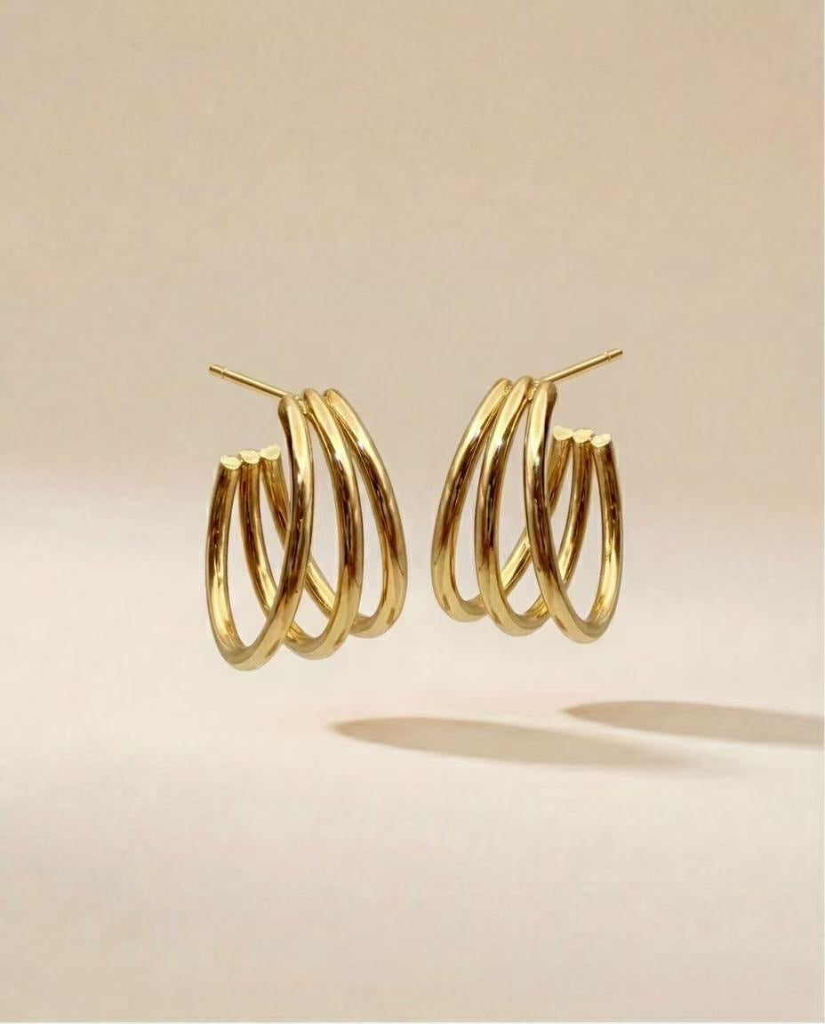gouden oorbellen met drie ringen en layered effect close up