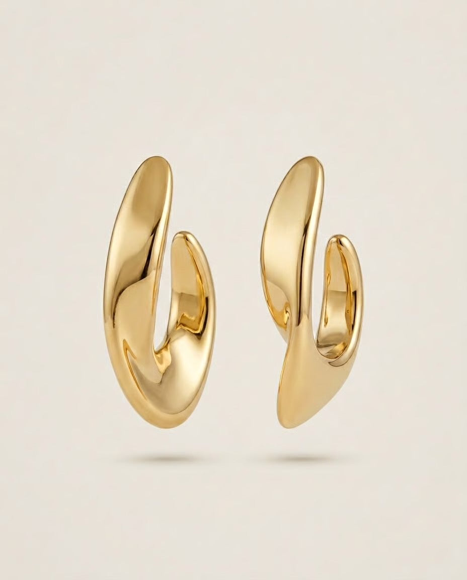 gouden twisted oorbellen met organische vorm close up

