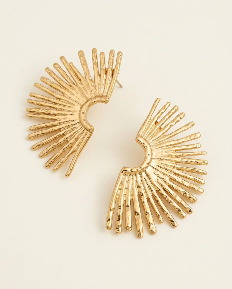 gouden oorbellen in waaier vorm close up productfoto