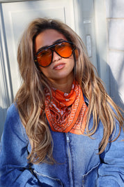 model draagt oranje sjaaltje print met denim jacket