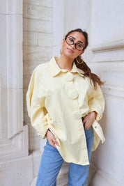 oversized denim blouse geel gecombineerd met jeans
