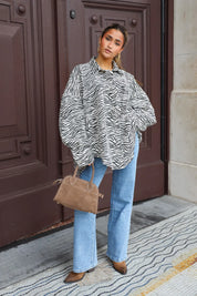 achteraanzicht van oversized denim blouse zebra