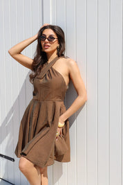 Model draagt overslag jurk bruin staand