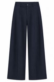 Donkerblauwe wide leg pantalon met hoge taille riemlussen plooien en lange rechte broekspijpen op witte achtergrond
