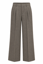 Taupe wide leg pantalon voor dames met hoge taille plooien aan de voorkant en lange rechte broekspijpen op witte achtergrond