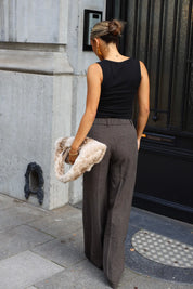 Achteraanzicht van taupe pantalon voor dames met hoge taille en lange wijde broekspijpen