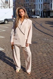 model draagt beige ballon fit pantalon dames ladylike