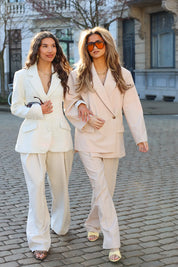 model draagt beige pantalon dames met blazer ladylike