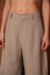 detail van taupe ballon fit pantalon dames taille en plooien