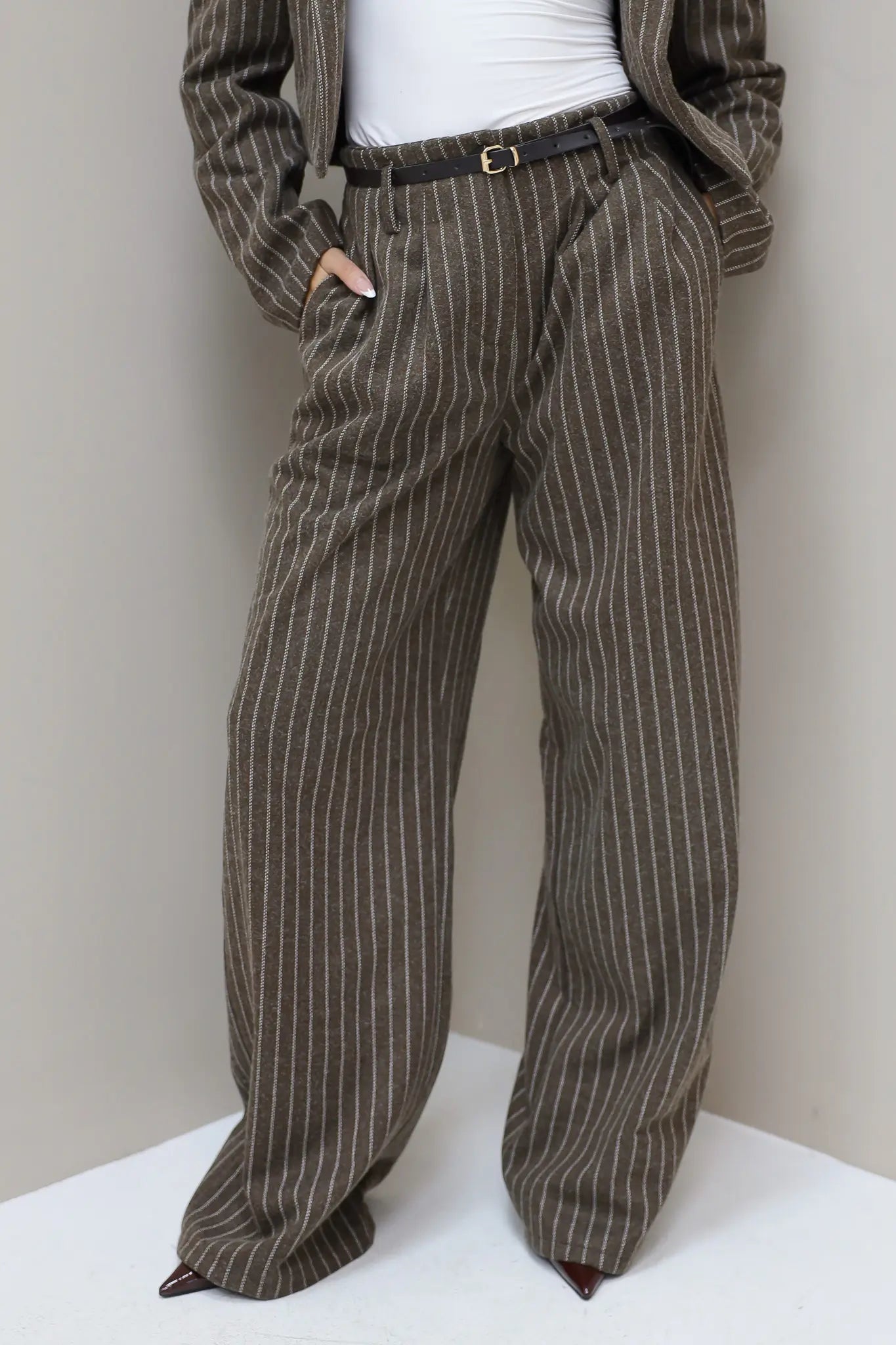 pantalon gestreept donker bruin achterkant draagfoto ladylike