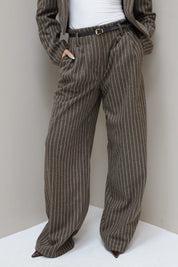 pantalon gestreept donker bruin achterkant draagfoto ladylike