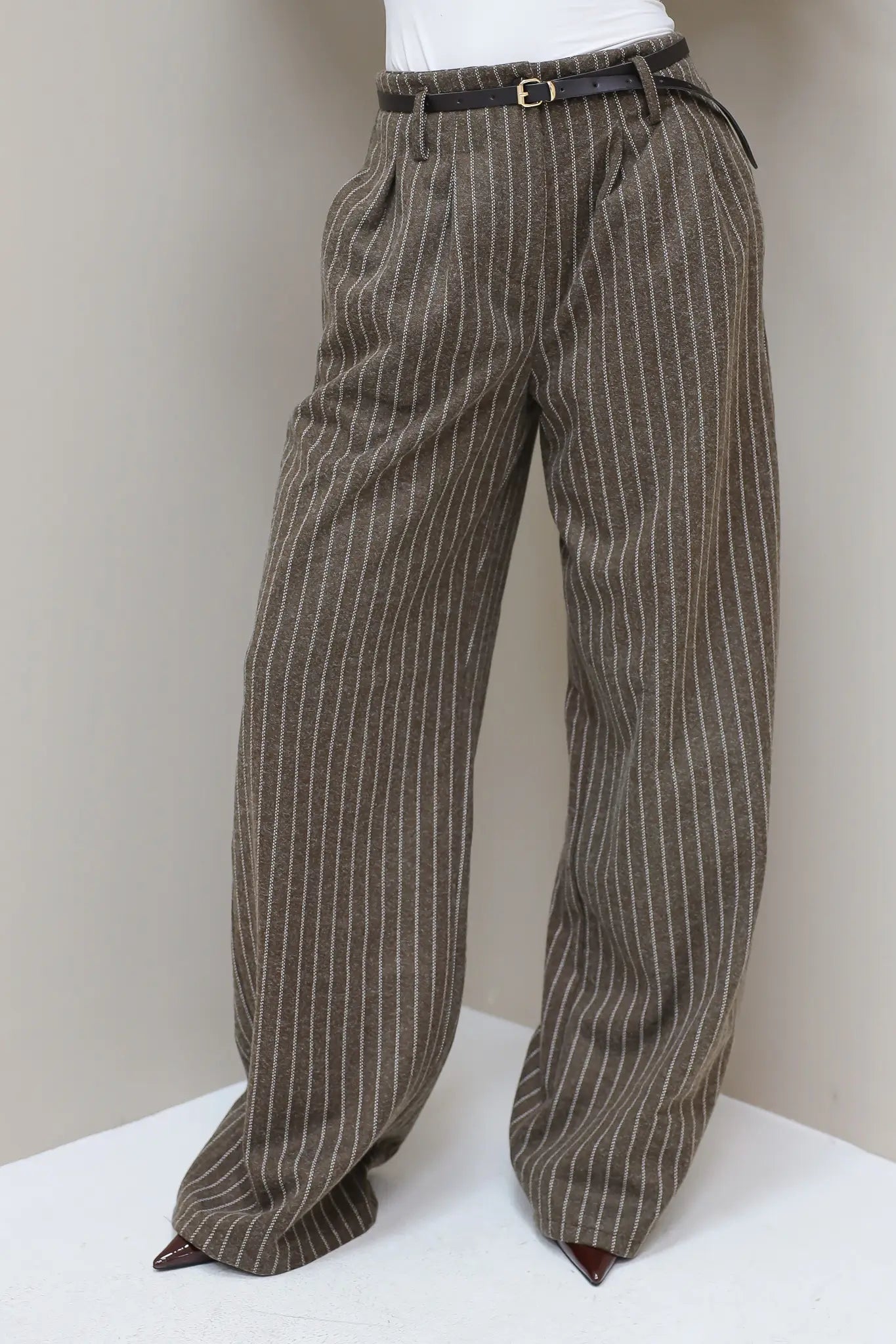 pantalon gestreept donker bruin close up draagfoto ladylike