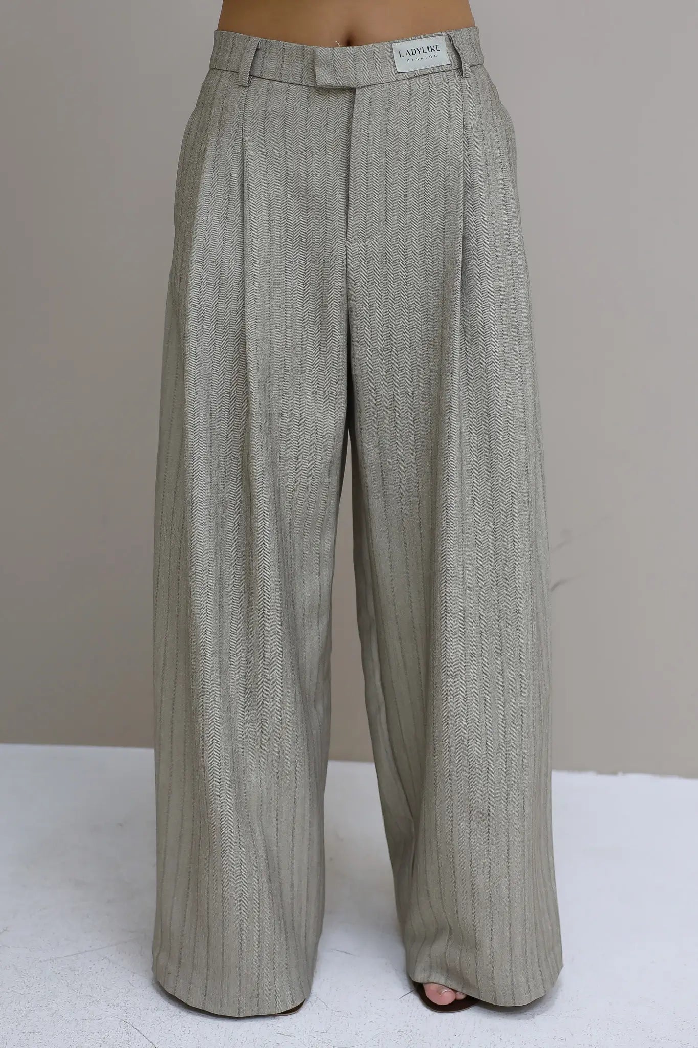 taupe pantalon dames studio outfit ladylike