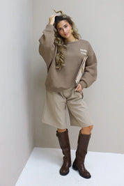 Paris Club Sweater in beige recht vooruit gefotografeerd