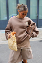 Paris Club Sweater in beige met boodschappentas in de hand