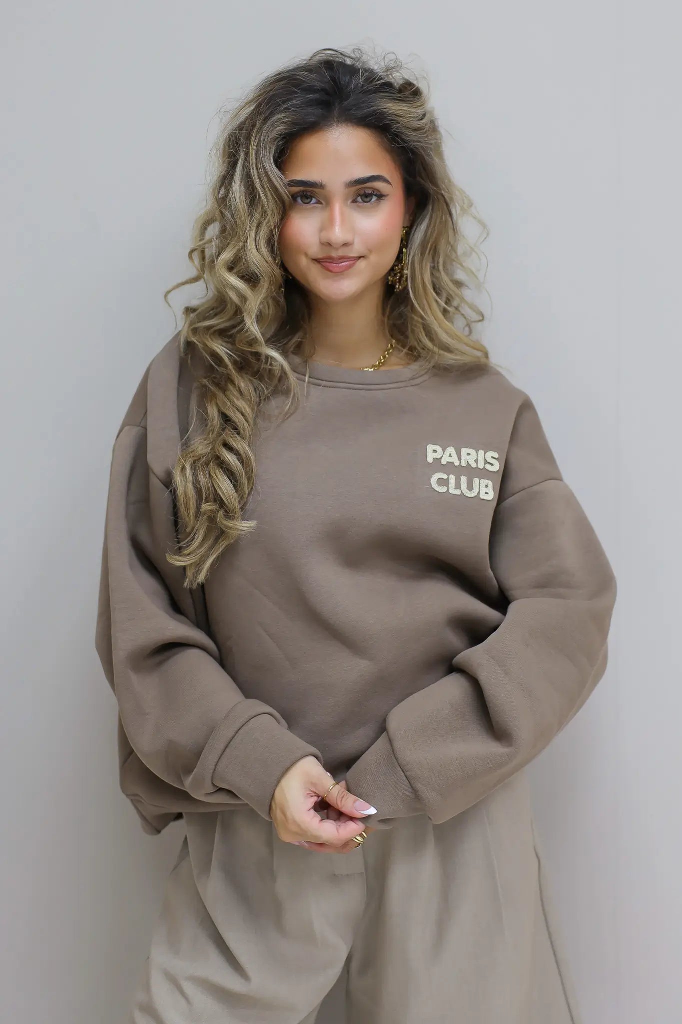 Paris Club Sweater in beige gefotografeerd in studio