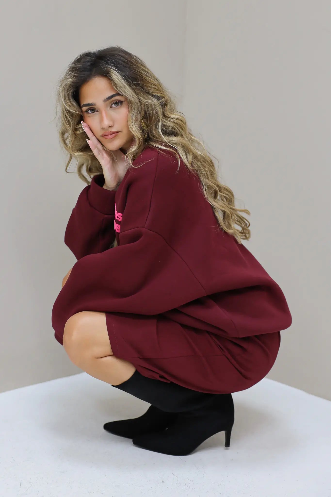 Paris Club Sweater in bordeaux gehurkt in de studio