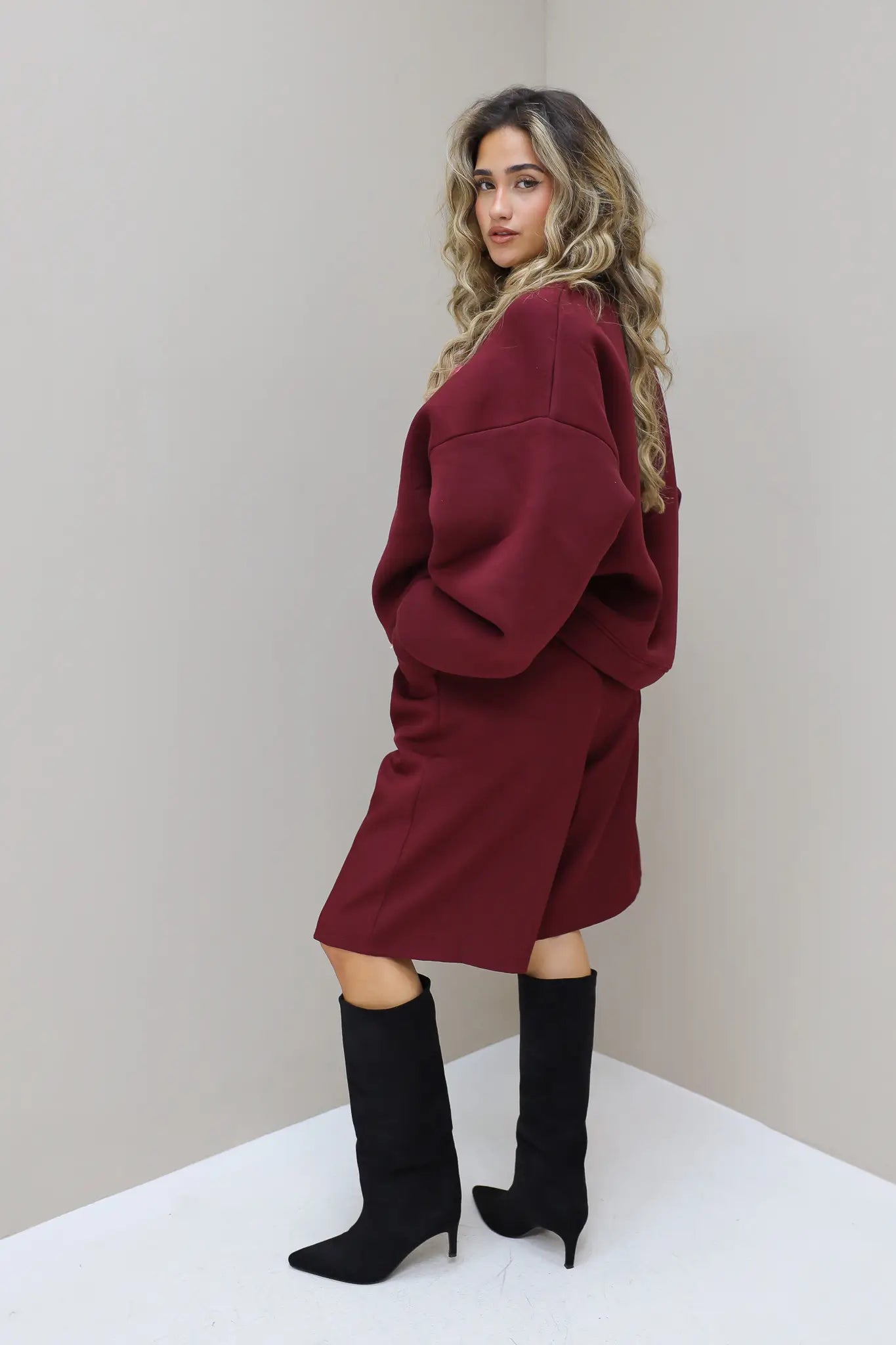 Paris Club Sweater in bordeaux vanaf de achterkant gefotografeerd