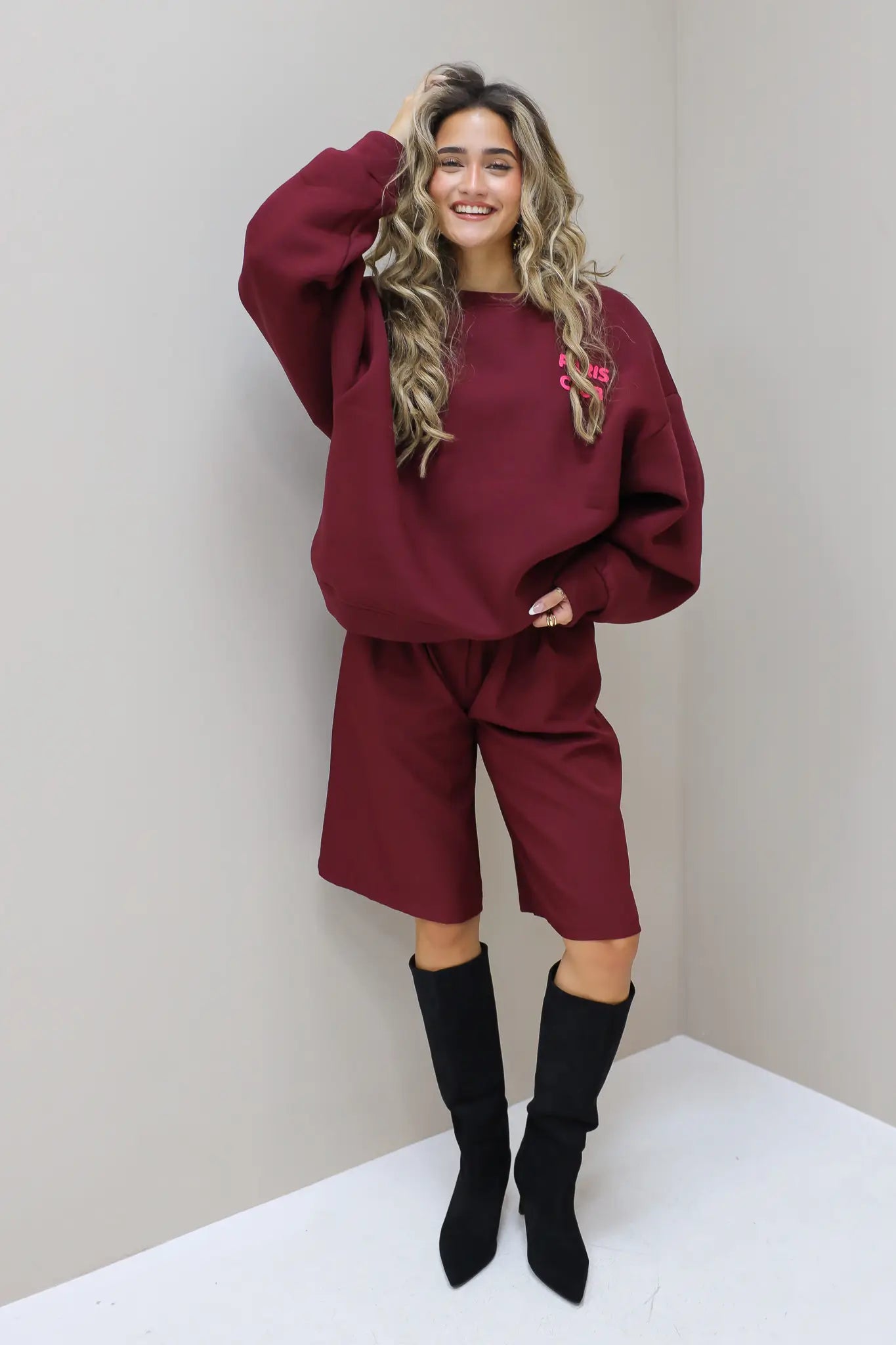 Paris Club Sweater in bordeaux met rok met split in de studio