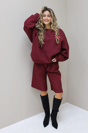 Paris Club Sweater in bordeaux met rok met split in de studio