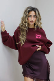 Paris Club Sweater in bordeaux poserend naar links