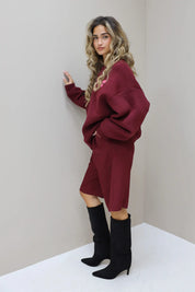 Paris Club Sweater in bordeaux staand gefotografeerd