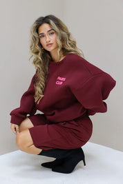 Paris Club Sweater in bordeaux zittend buiten