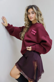 Paris Club Sweater in bordeaux met rok met split in de studio